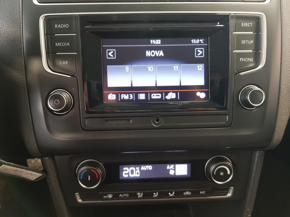 VOLKSWAGEN Polo 2015
