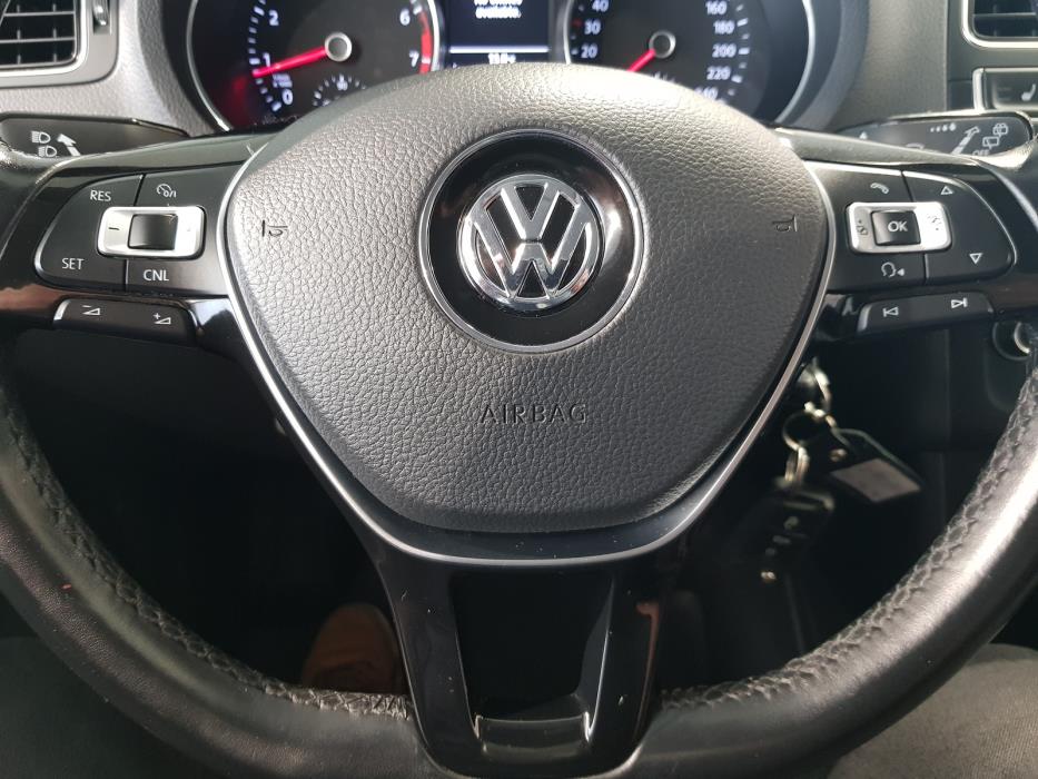 VOLKSWAGEN Polo 2015