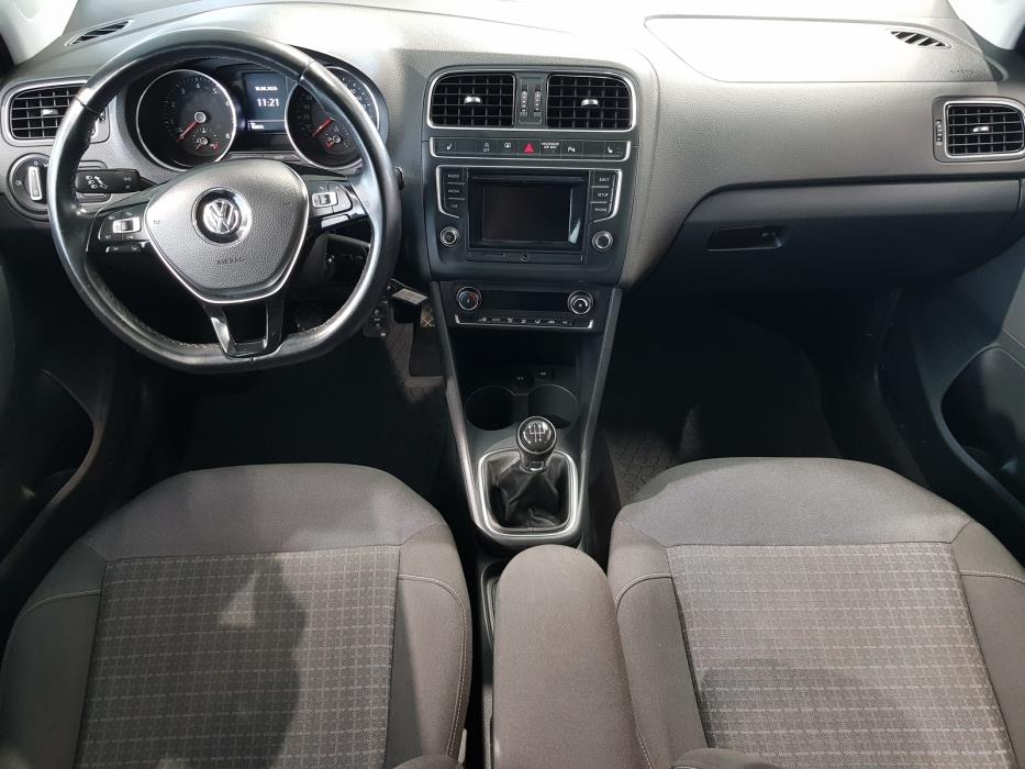 VOLKSWAGEN Polo 2015