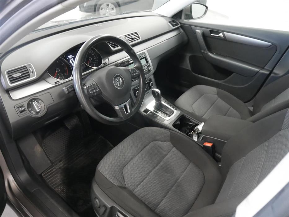 VOLKSWAGEN Passat 2012