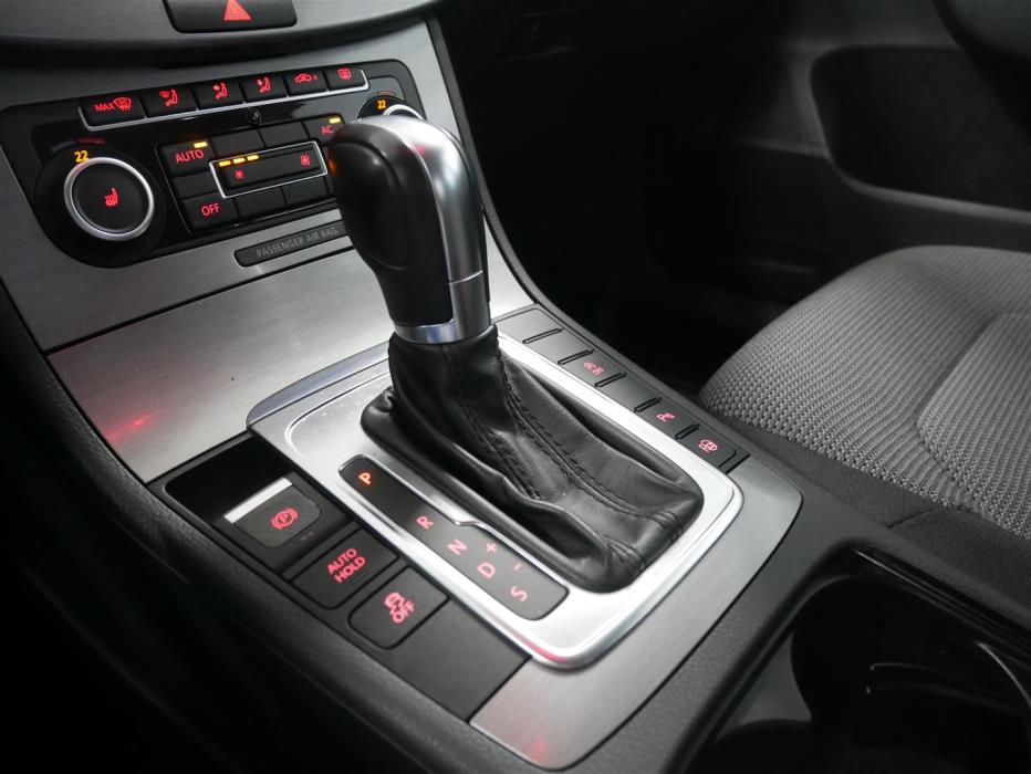 VOLKSWAGEN Passat 2012