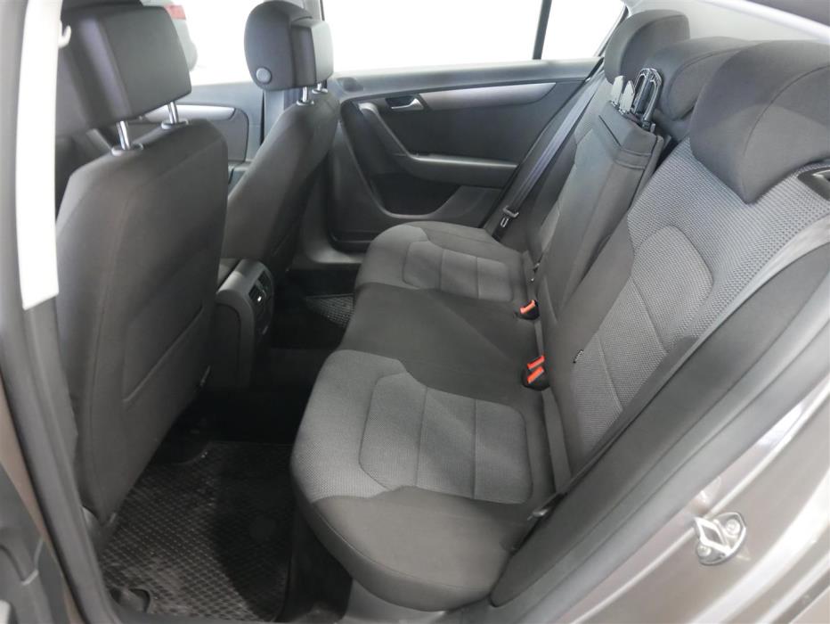 VOLKSWAGEN Passat 2012