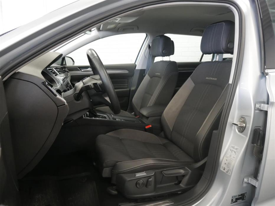 VOLKSWAGEN Passat 2023