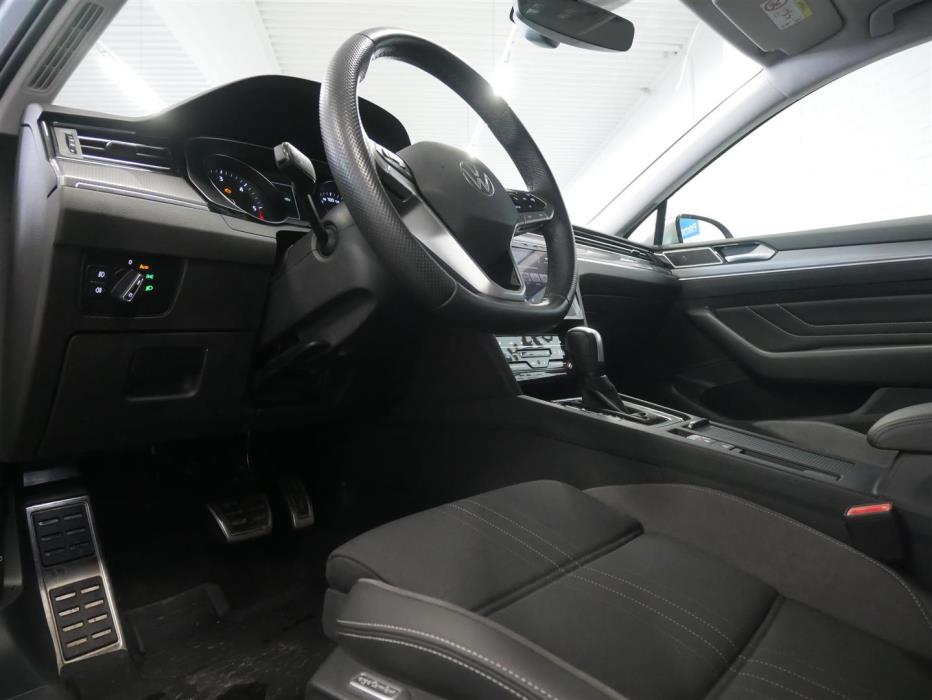 VOLKSWAGEN Passat 2023