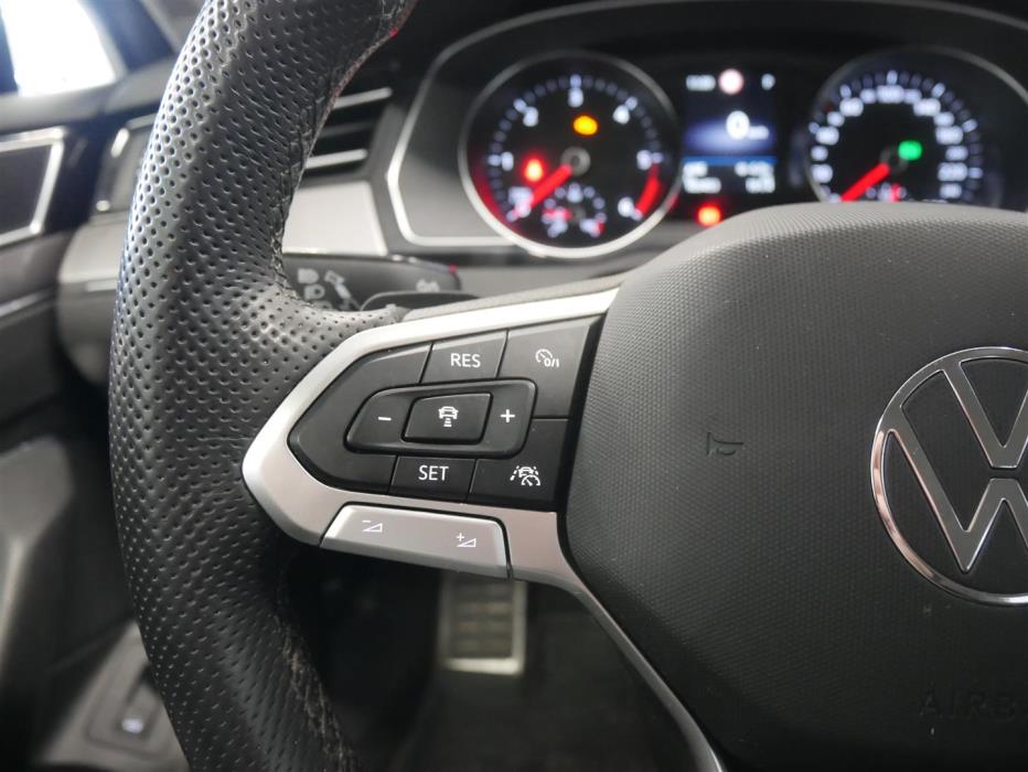 VOLKSWAGEN Passat 2023