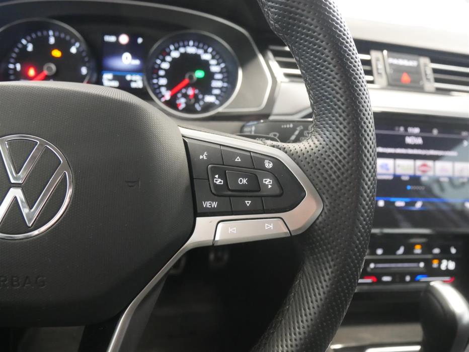 VOLKSWAGEN Passat 2023