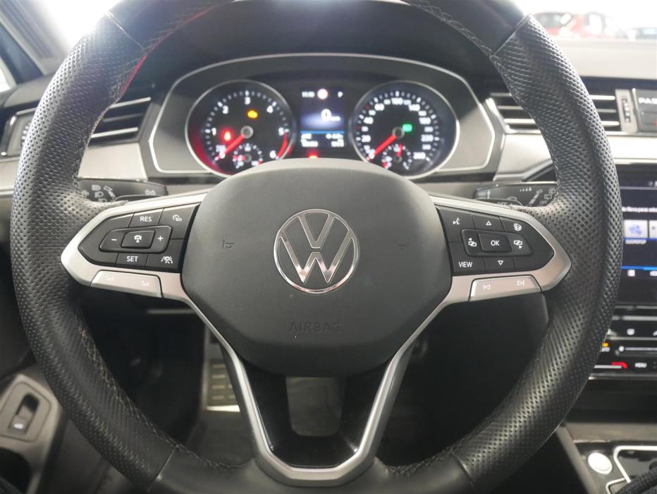 VOLKSWAGEN Passat 2023