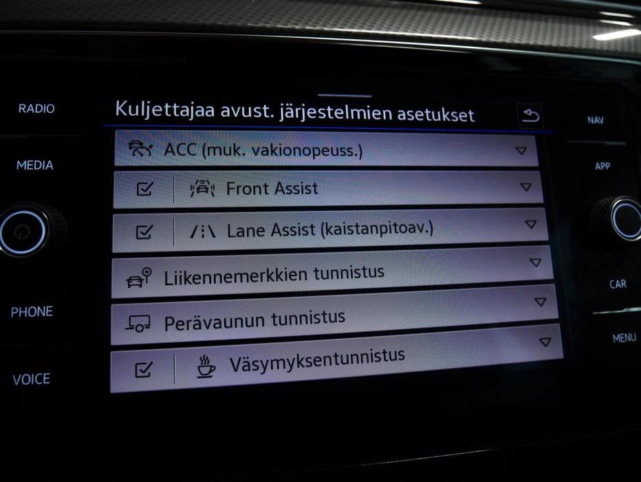 VOLKSWAGEN Passat 2023