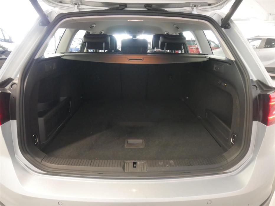 VOLKSWAGEN Passat 2023