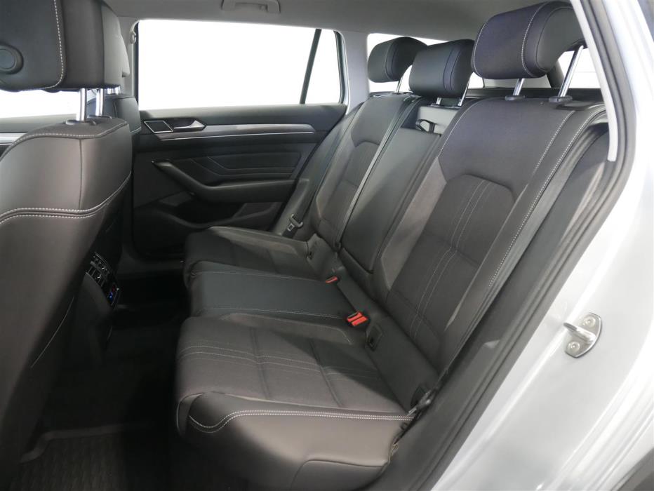 VOLKSWAGEN Passat 2023