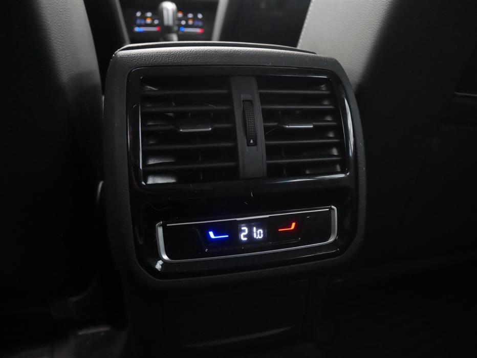 VOLKSWAGEN Passat 2023