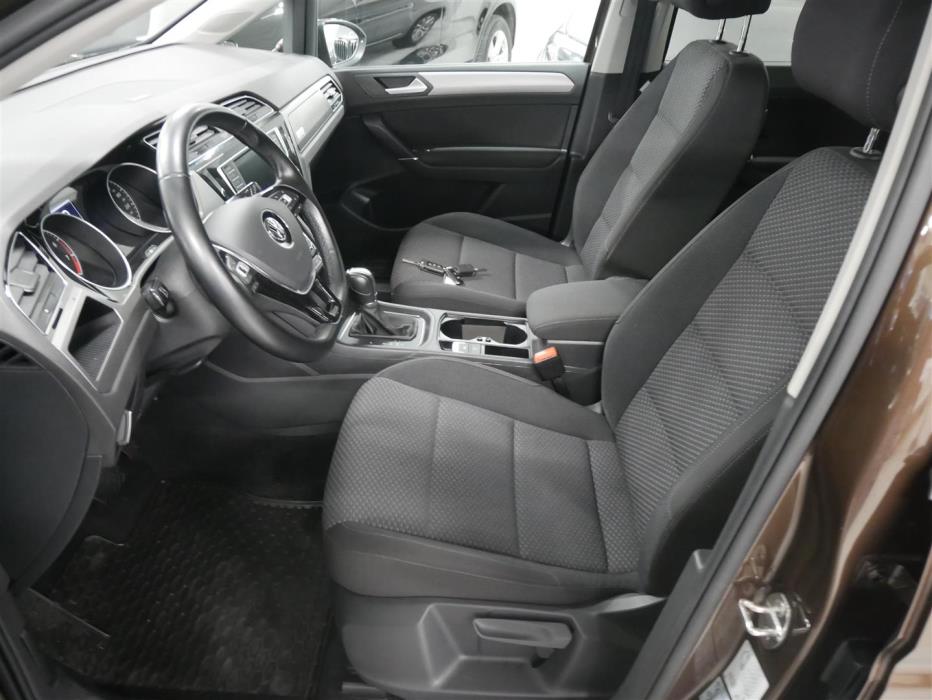 VOLKSWAGEN Touran 2016