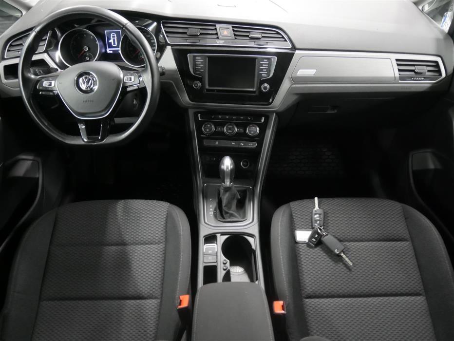 VOLKSWAGEN Touran 2016