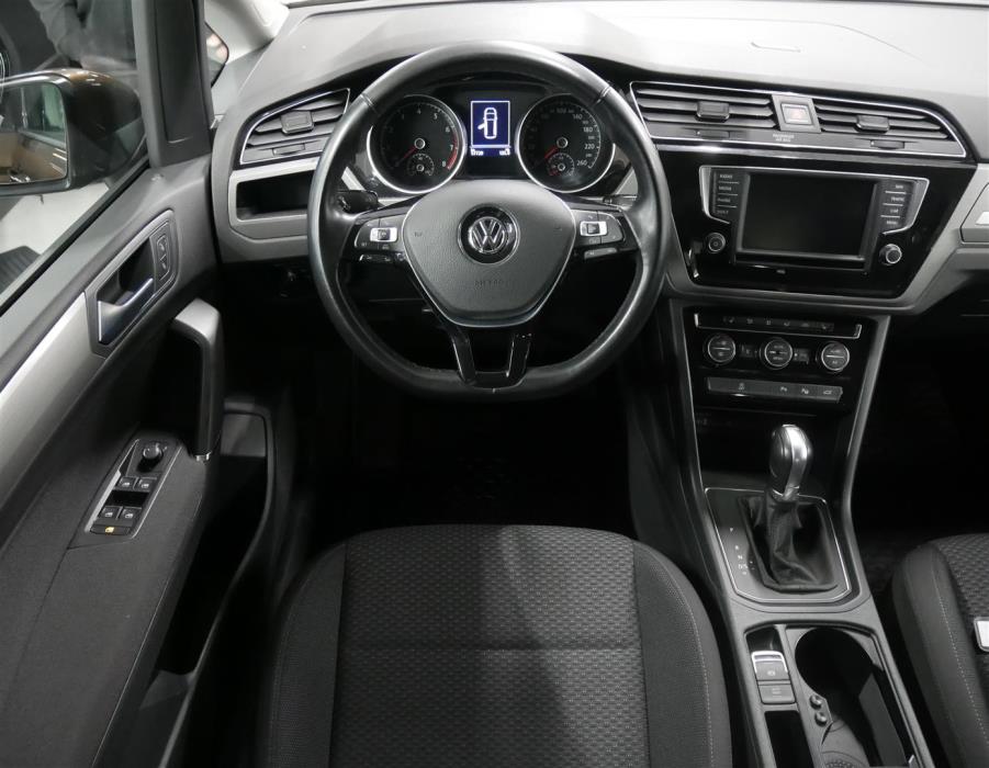 VOLKSWAGEN Touran 2016