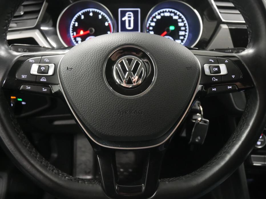 VOLKSWAGEN Touran 2016