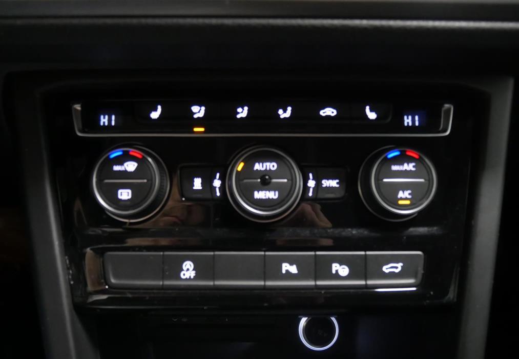 VOLKSWAGEN Touran 2016