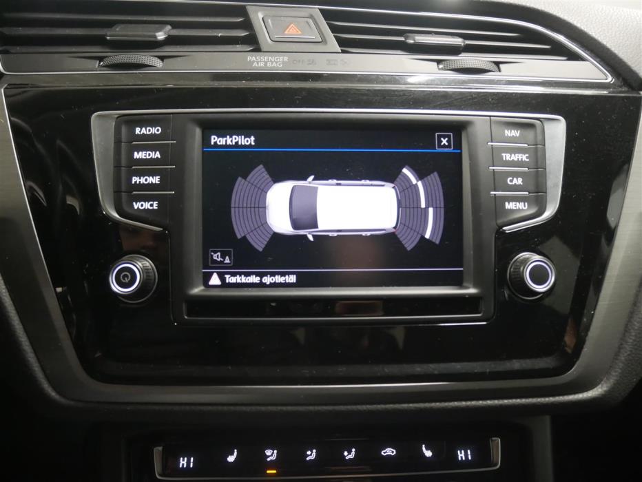 VOLKSWAGEN Touran 2016