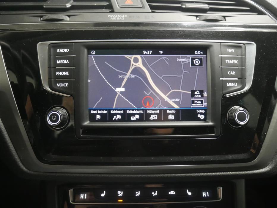 VOLKSWAGEN Touran 2016