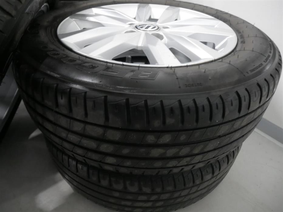 VOLKSWAGEN Touran 2016