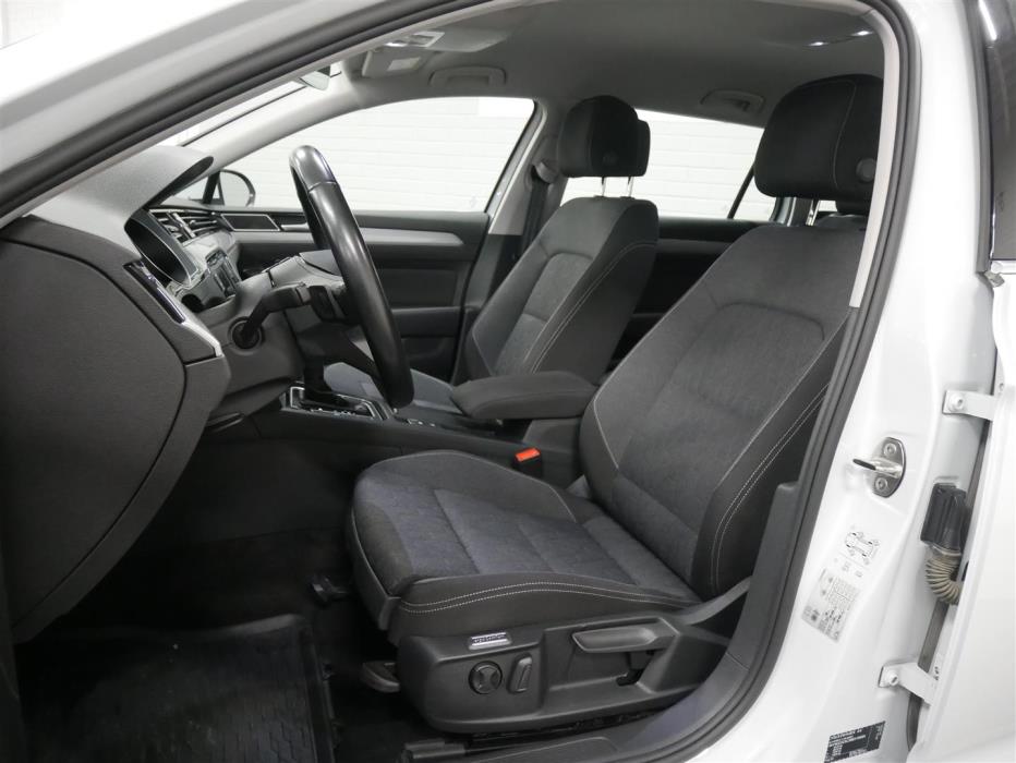 VOLKSWAGEN Passat 2024