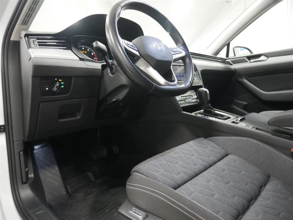 VOLKSWAGEN Passat 2024