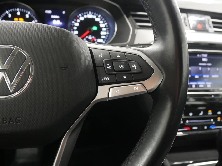 VOLKSWAGEN Passat 2024