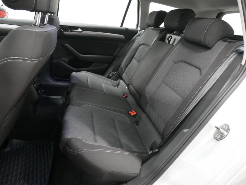 VOLKSWAGEN Passat 2024