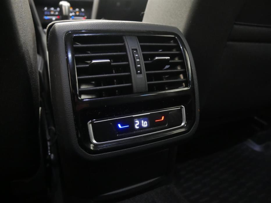 VOLKSWAGEN Passat 2024