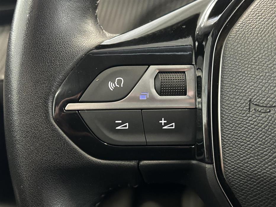PEUGEOT e-208 2021