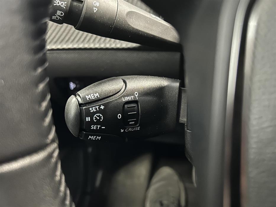 PEUGEOT e-208 2021