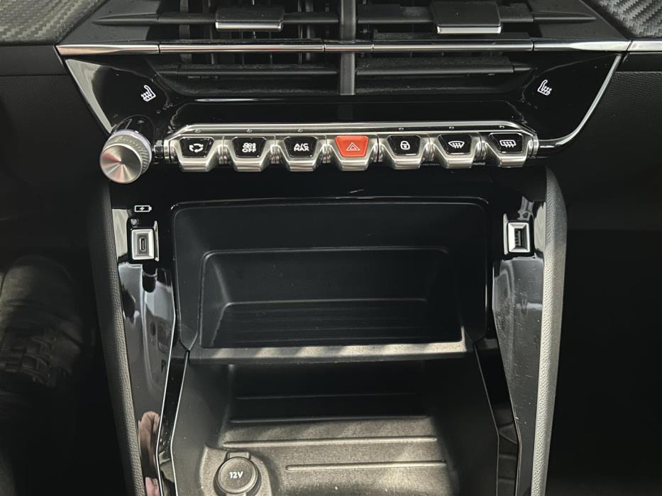 PEUGEOT e-208 2021