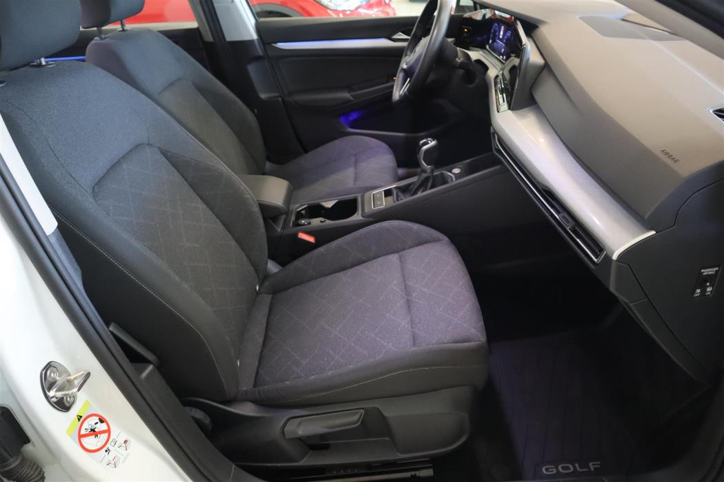 VOLKSWAGEN Golf 2023