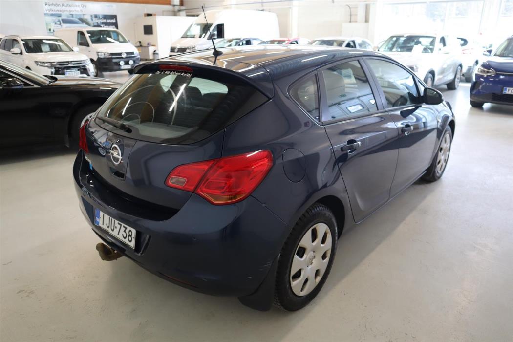 OPEL Astra 2011