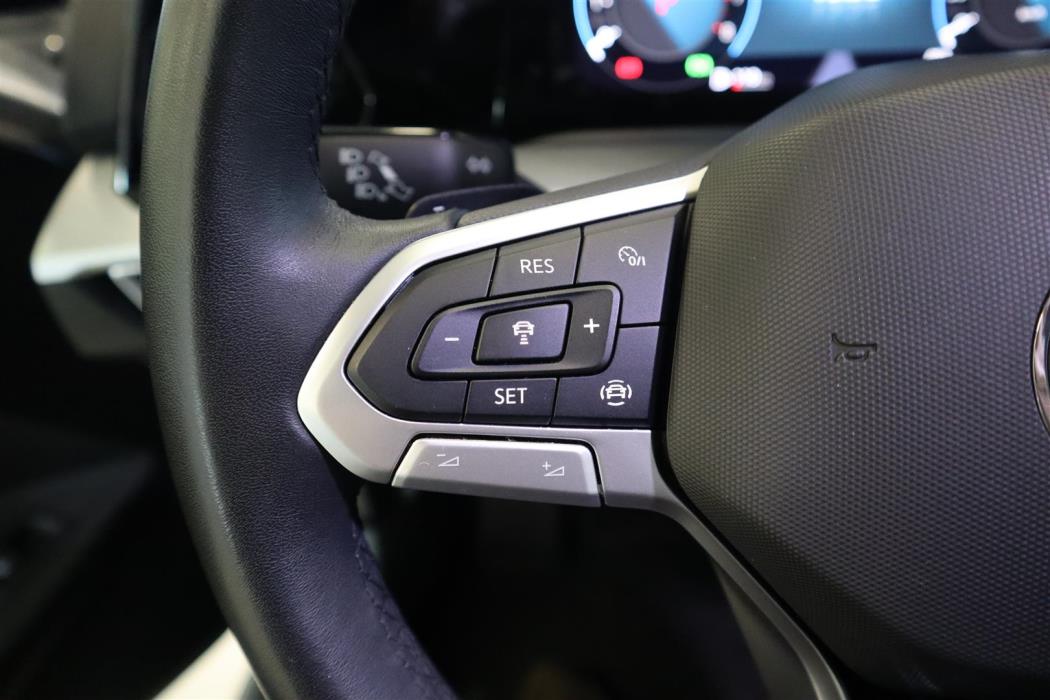 VOLKSWAGEN Golf 2024