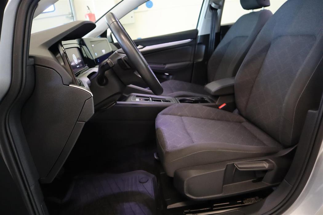 VOLKSWAGEN Golf 2024