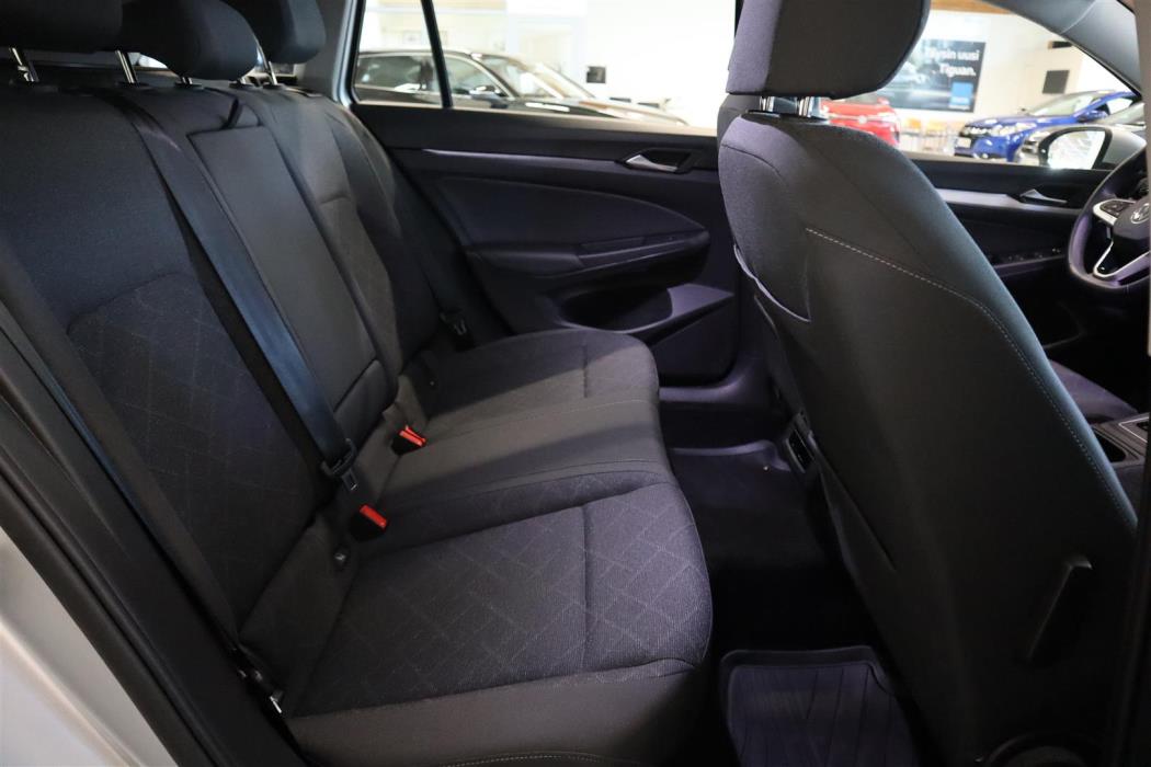 VOLKSWAGEN Golf 2024