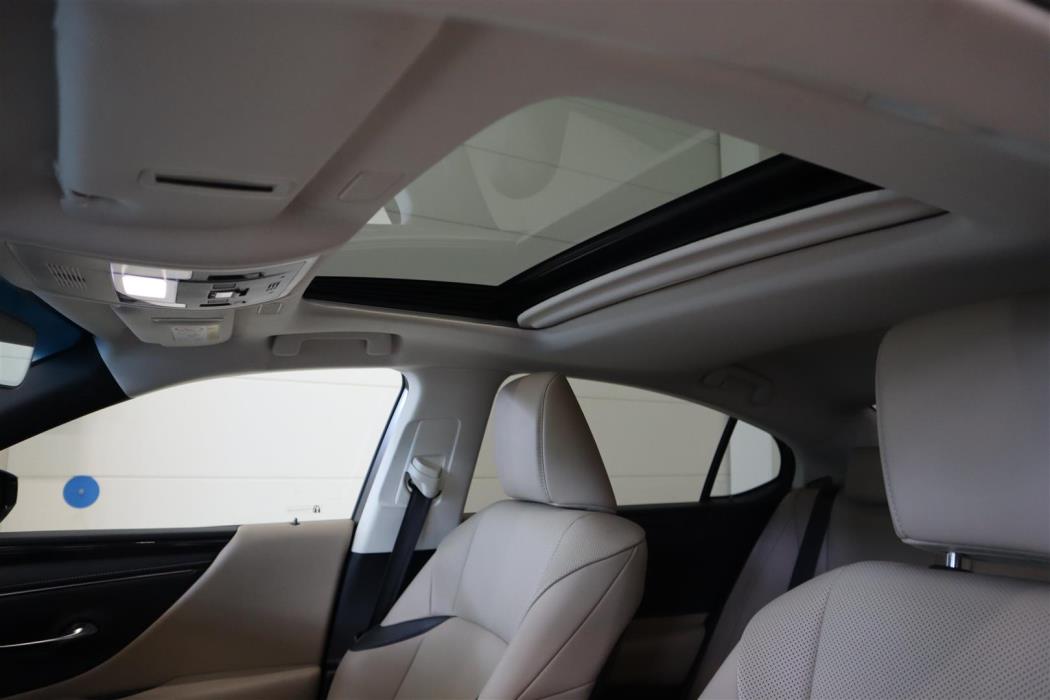 LEXUS ES 2020