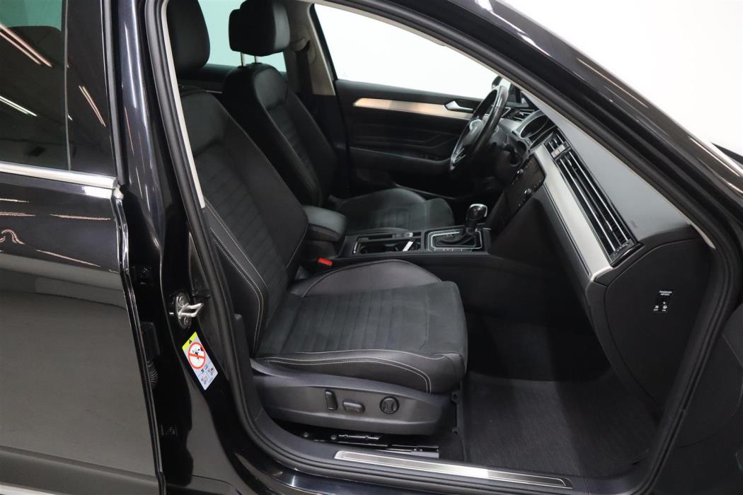 VOLKSWAGEN Passat 2022
