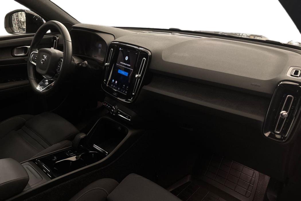 VOLVO XC40 2023