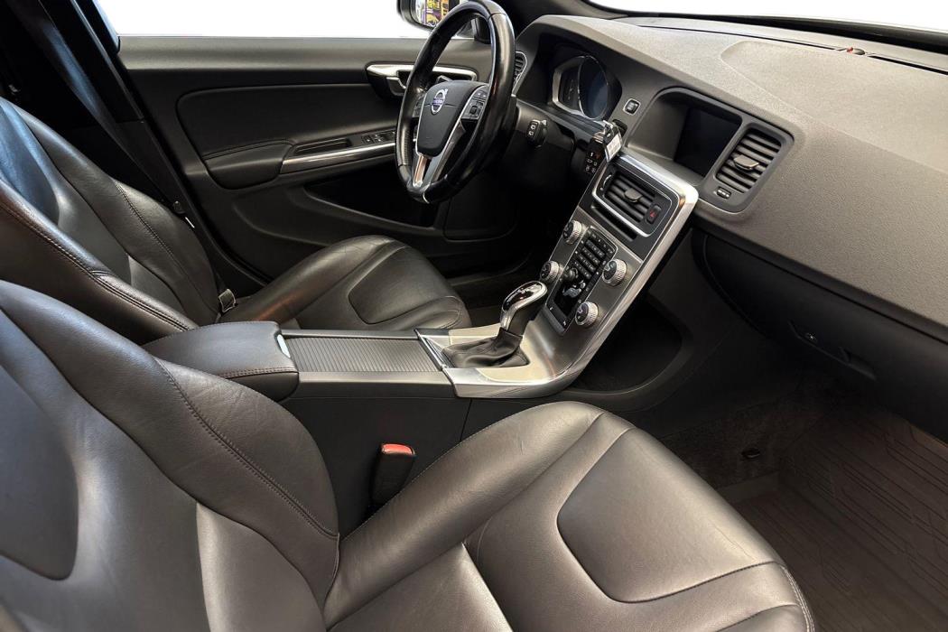 VOLVO V60 2015