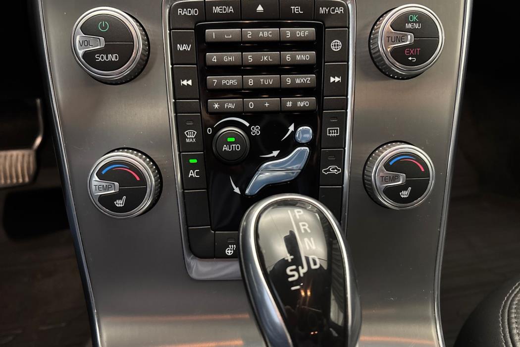 VOLVO V60 2015