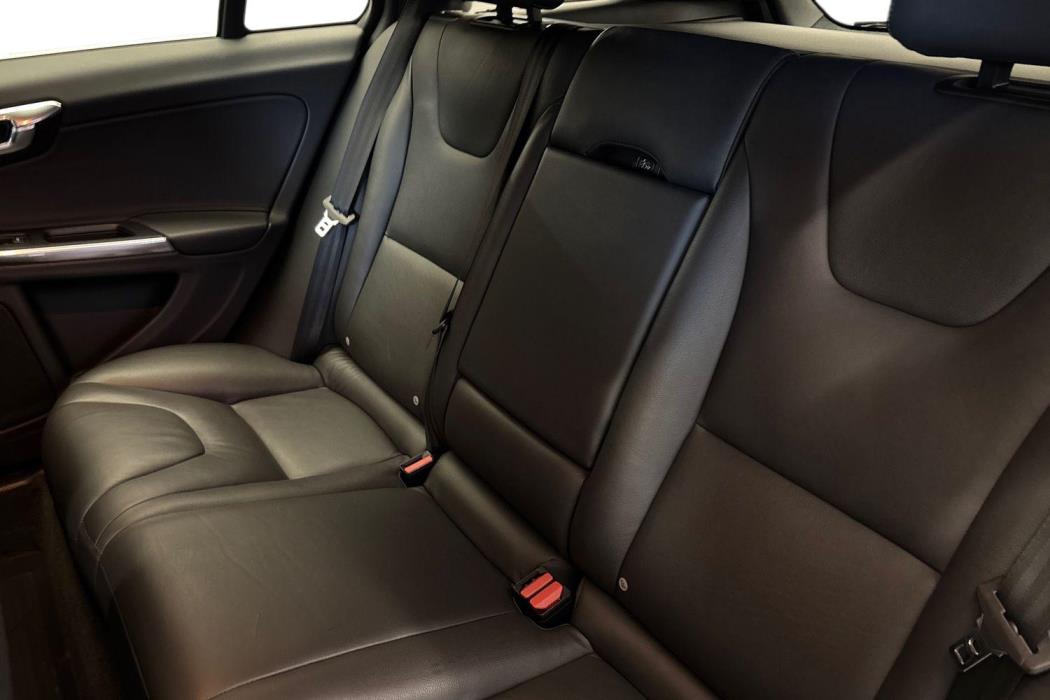 VOLVO V60 2015