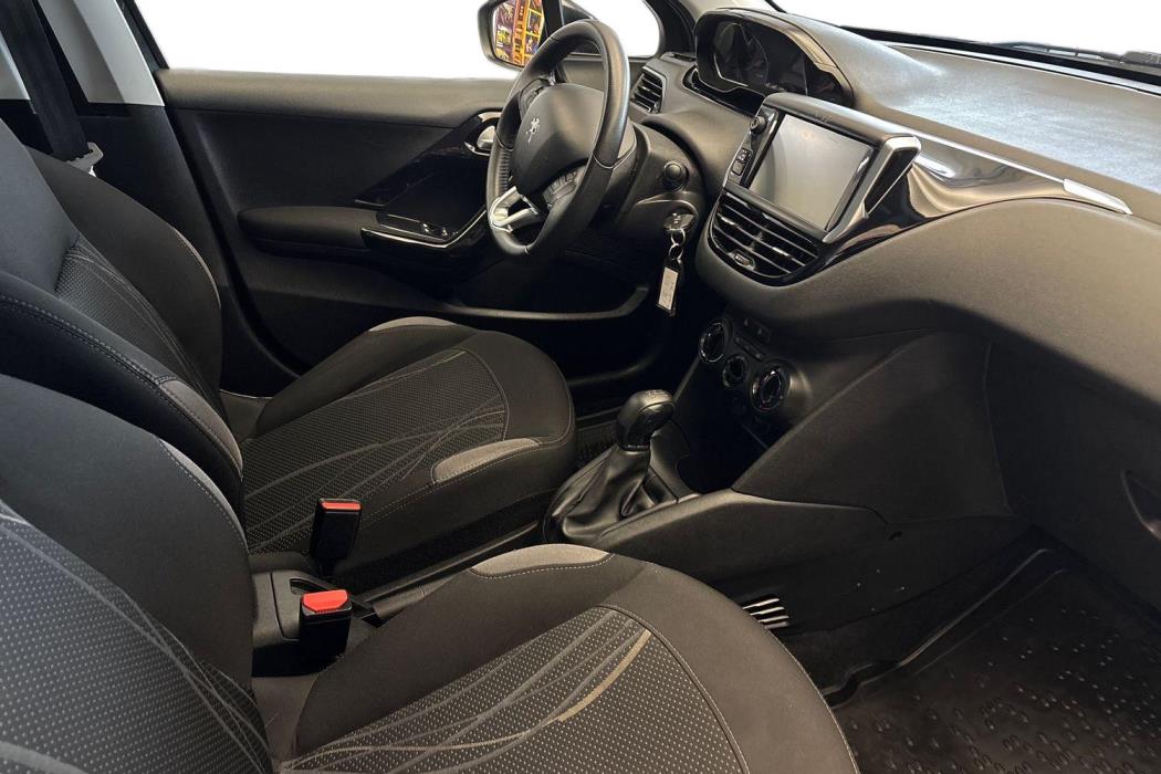PEUGEOT 208 2015