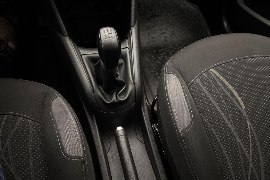 PEUGEOT 208 2015