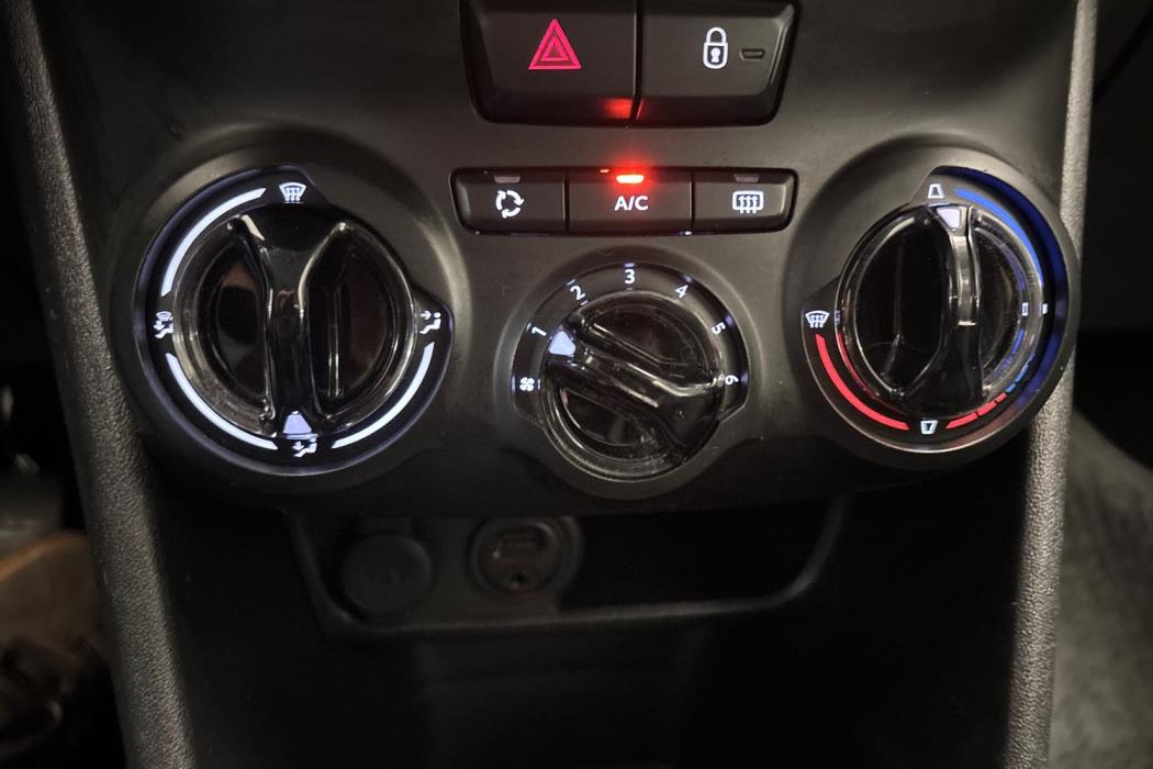 PEUGEOT 208 2015