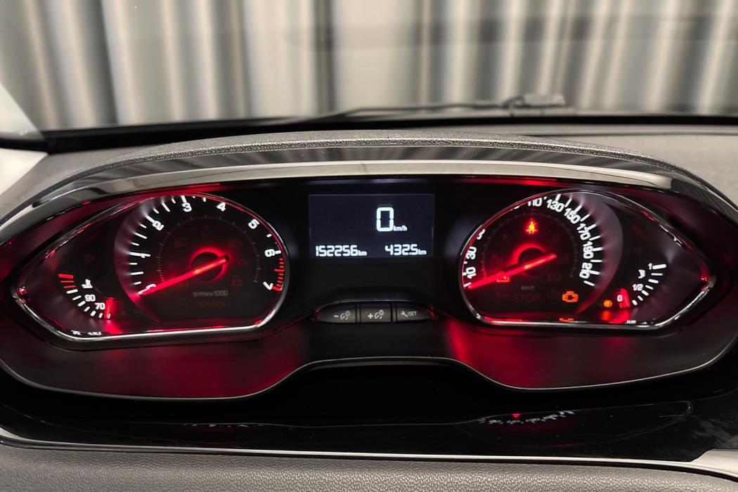 PEUGEOT 208 2015