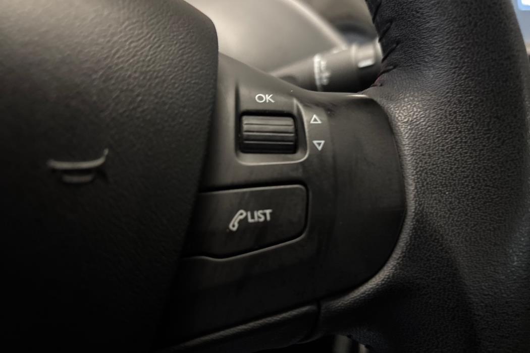 PEUGEOT 208 2015