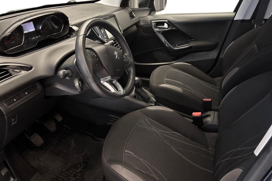 PEUGEOT 208 2015