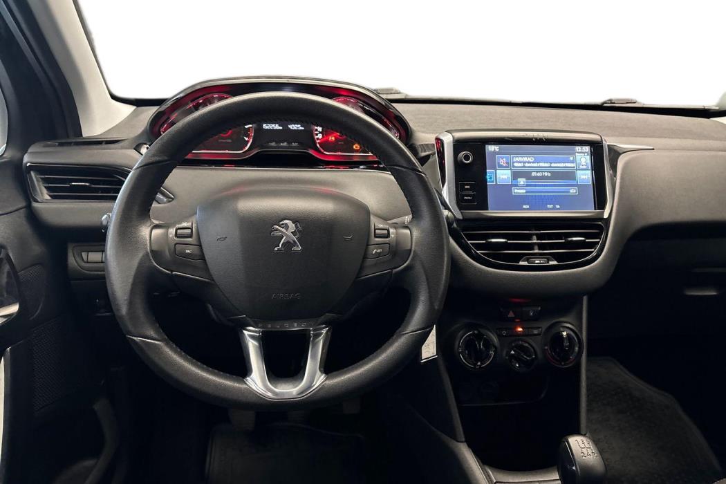 PEUGEOT 208 2015