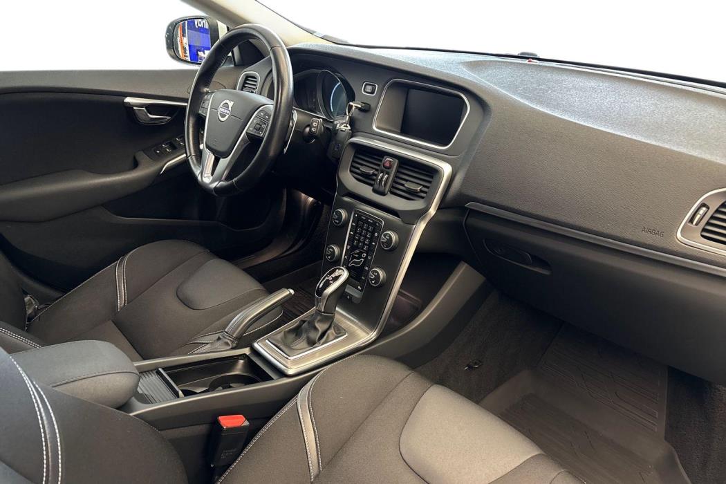 VOLVO V40 2016